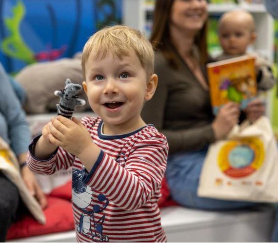 Kind mit Fingerpuppe Buchstart 