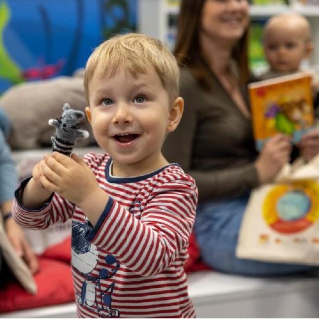 Kind mit Fingerpuppe Buchstart 